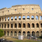 Vista esterna del Colosseo, simbolo di Roma e dell'Italia